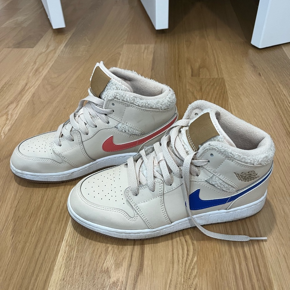 Jordan 1 mid tan fleece sneakers size 6 Y!